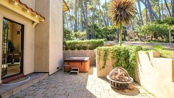 House, Multiple Beds (LX17 PEBBLE BEACH GOLFER RETREAT) | Balcony