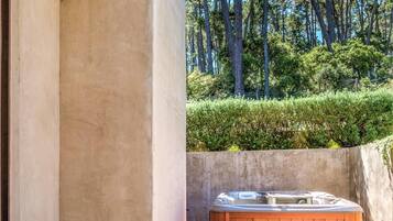 House, Multiple Beds (LX17 PEBBLE BEACH GOLFER RETREAT) | Balcony