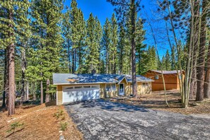 Talo, useita sänkyjä (MV67 Lake Tahoe close to everything H) | Ulkopuoli