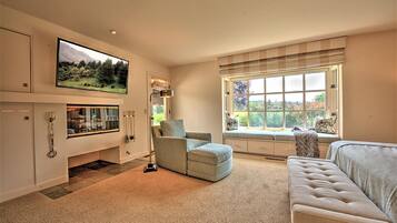 House, Multiple Beds (MV 07 GOLFER'S View retreat 31 days r) | Living room | TV, fireplace, DVD player