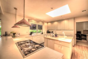House, Multiple Beds (MV 07 GOLFER'S View retreat 31 days r) | Private kitchen | Fridge, microwave, stovetop, dishwasher