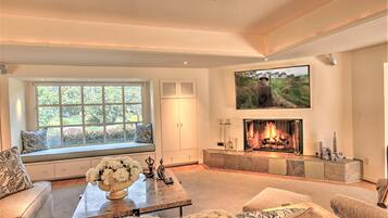 House, Multiple Beds (MV 07 GOLFER'S View retreat 31 days r) | Living room | TV, fireplace, DVD player