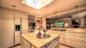House, Multiple Beds (MV 07 GOLFER'S View retreat 31 days r) | Private kitchen | Fridge, microwave, stovetop, dishwasher