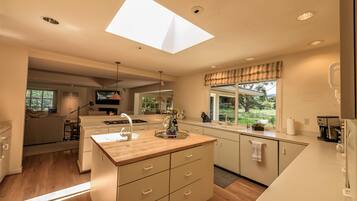 House, Multiple Beds (MV 07 GOLFER'S View retreat 31 days r) | Private kitchen | Fridge, microwave, stovetop, dishwasher