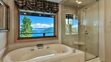 Biệt thự, nhiều giường, quang cảnh hồ (LX10: Lake View Jewel Estate With Poo) | Phòng tắm | Bồn tắm thủy lực, dầu gội