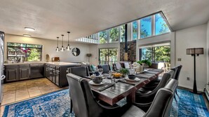 Ferienhaus, Mehrere Betten (Mv49 Lake Tahoe a block from the Cave) | Speisen