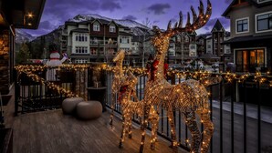 Un bâtiment doté d’un balcon orné d’une grande sculpture de renne illuminée.