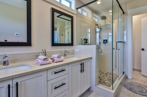 Bathtub, hair dryer, towels - ⭐⭐⭐⭐⭐Macaron by Samsara Resort|Private Hot Tub|Private Entry|Panorama Top View|4B+5BH ( BL# RES-10673 ) (Canmore)