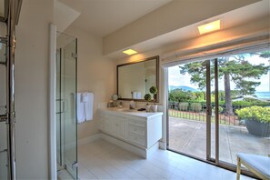 Casa, varias camas, vista al océano (LX50: Ocean View Maison Palmier) | 4 habitaciones, tabla de planchar con plancha, wifi y ropa de cama 