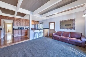 คอนโด, หลายเตียง (MV26: Waterfront Tahoe Keys Condo lon) | 2 ห้องนอน, เตารีด/โต๊ะรีดผ้า, ผ้าปูที่นอน