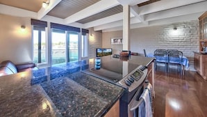 Huoneisto, useita sänkyjä (MV26: Waterfront Tahoe Keys Condo lon) | Yksityinen keittiö | Jääkaappi, mikroaaltouuni, liesi, astianpesukone