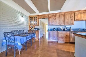 Lakás, több ágy (MV26: Waterfront Tahoe Keys Condo lon) | Privát konyha | Hűtőszekrény, mikrohullámú sütő, főzőlap és mosogatógép