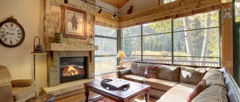 Pientalo, useita sänkyjä, vuoristonäköala (Ski Tip Ranch 8739) | Ulkopuoli