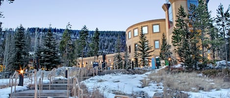 Premium Condo, 2 Bedrooms, Balcony, Mountain View (Saints John 2526) | Exterior