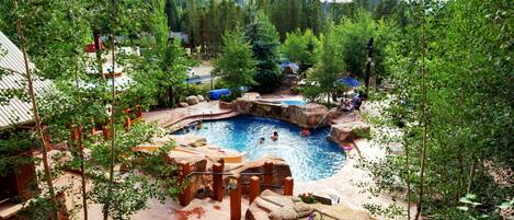 Alberca al aire libre y camastros