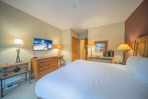 Signature Condo, 2 Bedrooms, Balcony, Valley View (Jack Pine 8006) | 2 bedrooms, individually decorated, individually furnished - Jack Pine 8006 (Keystone)