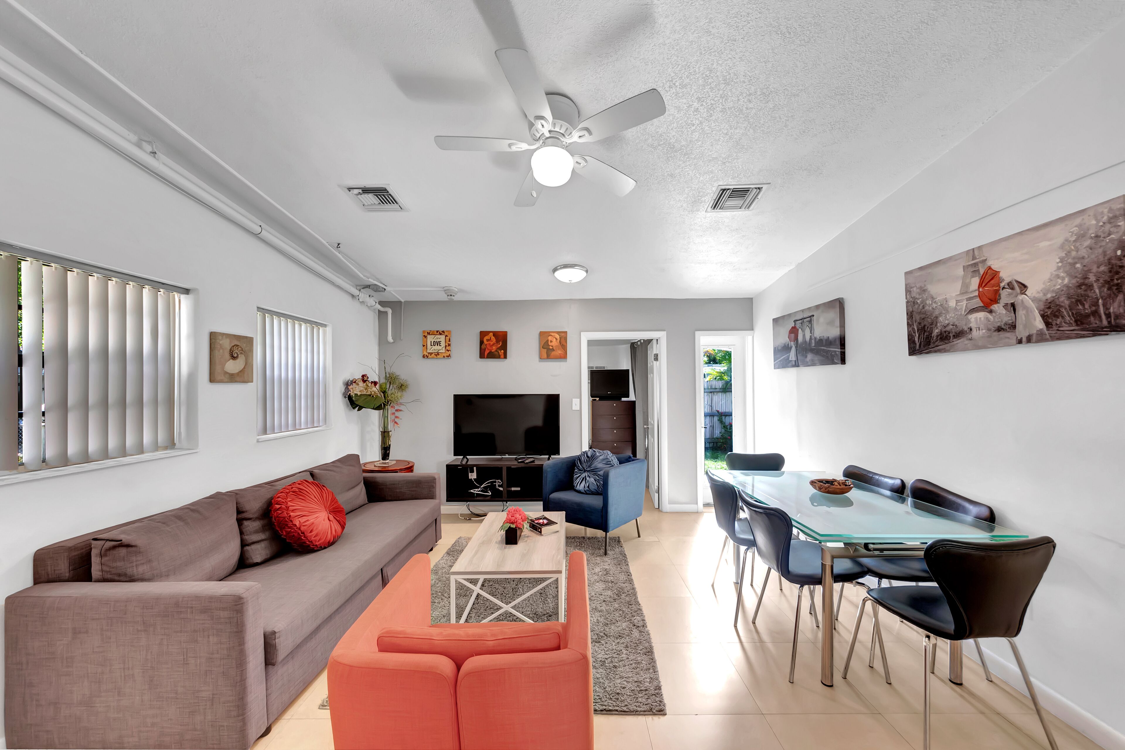 AMAZING HOLLYWOOD RETREAT..4 BEDROOMS 2 BATH PRIVATE  POOL HOME..