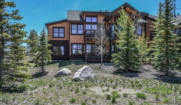 Premium Townhome, 2 Bedrooms, Balcony, Mountain View (Elk Run Villas 9574) | Exterior