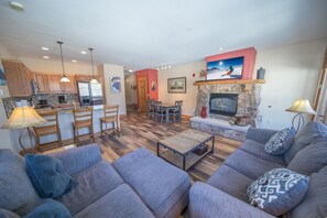 Premium Townhome, 2 Bedrooms, Balcony, Mountain View (Elk Run Villas 9574) | Living area | 40-inch TV with cable channels, fireplace, DVD player - Elk Run Villas 9574 (Keystone)