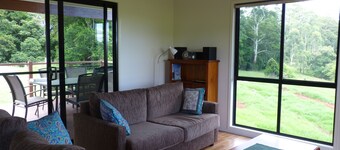 Bellthorpe Stays - Whipbird Cabin: nature's favourite place, pooches allowed.
