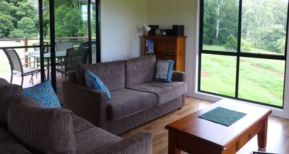 Bellthorpe Stays - Whipbird Cabin: nature's favourite place, pooches allowed.