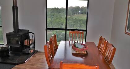 Bellthorpe Stays - Whipbird Cabin: nature's favourite place, pooches allowed.
