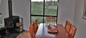 Bellthorpe Stays - Whipbird Cabin: nature's favourite place, pooches allowed.