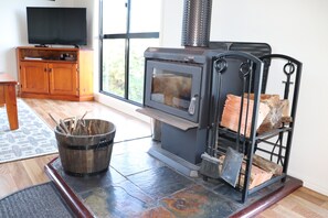 Interior - Bellthorpe Stays - Whipbird Cabin: nature's favourite place, pooches allowed. (Bellthorpe)