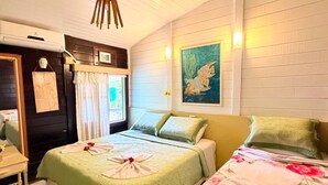 Habitación de hotel con dos camas, techo de madera, un cuadro y una ventana con cortinas.