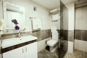 Shower, rainfall showerhead, free toiletries, hair dryer - Grand Seray (Ankara)