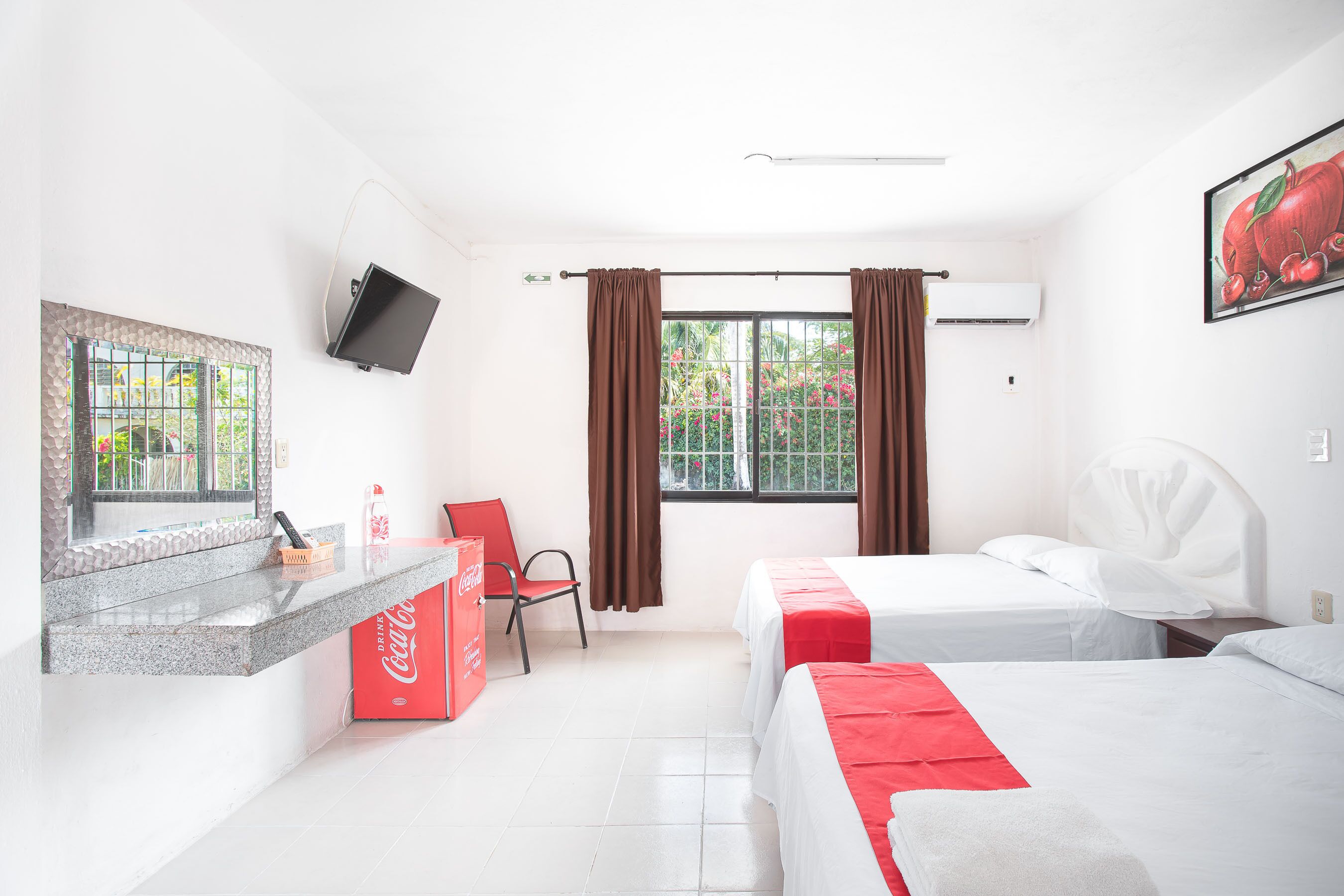 Minibar, decoración personalizada, muebles diferentes y wifi gratis 