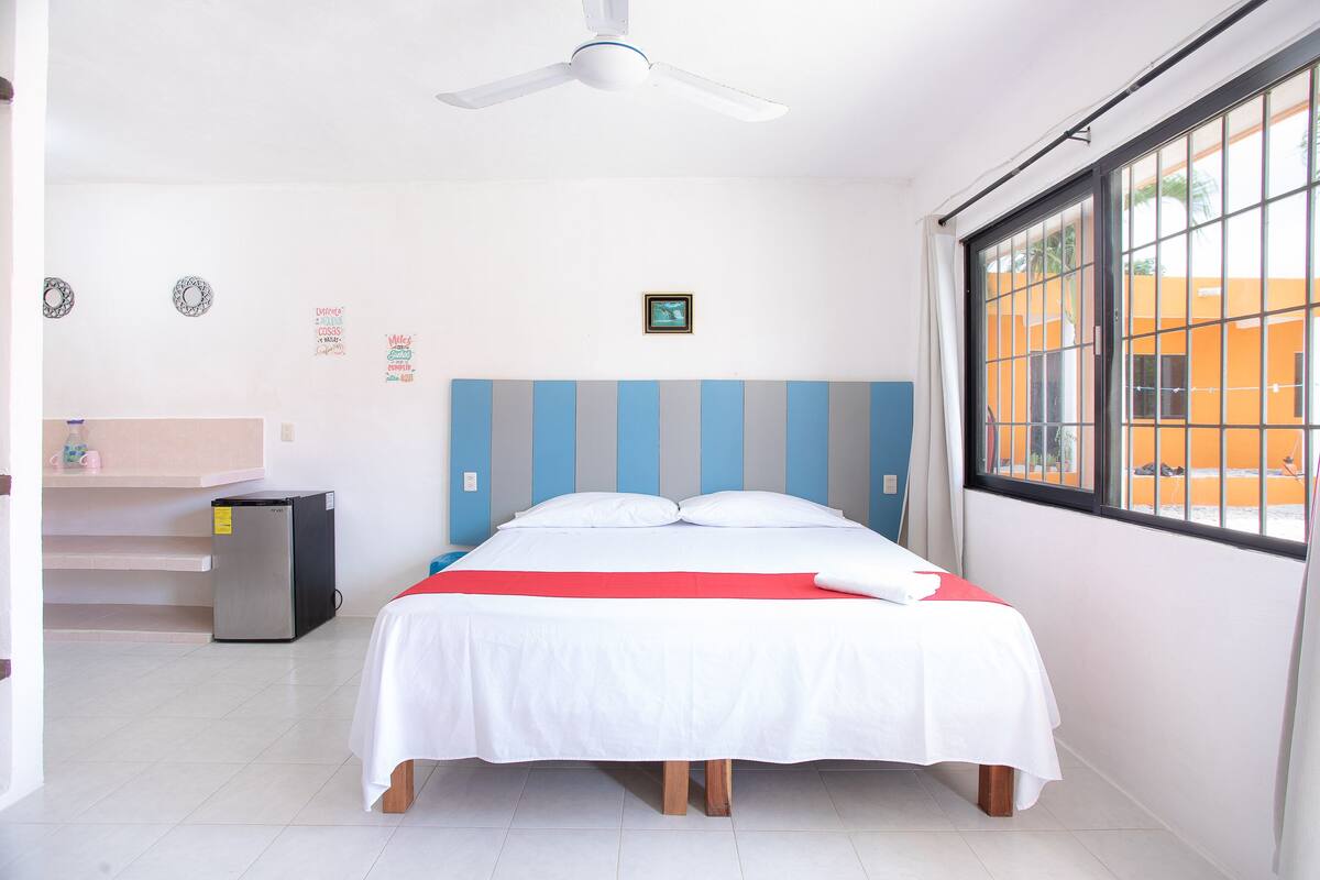 deluxe room, 1 king bed | 1 bedroom, minibar, individually decorated, individually furnished