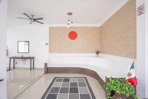 32-inch flat-screen TV with satellite channels, TV, books - Hotel Casa Ariana (Bacalar)