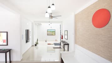 Televisión de pantalla plana de 32 pulgadas con canales por satélite