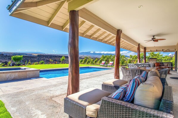 Outdoor dining - New Resort Home - Huge Yard & Mountain Views! (Waikoloa)