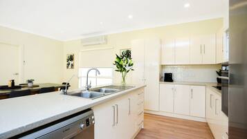 Family House, 4 Bedrooms, Non Smoking | Private kitchen | Fridge, microwave, stovetop, dishwasher