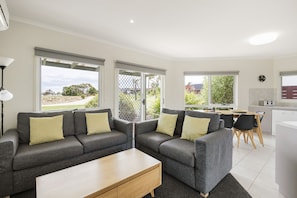 Apartment | Living room | Flat-screen TV