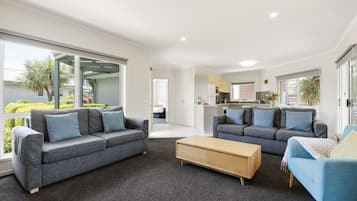 Apartment | Living area | Flat-screen TV