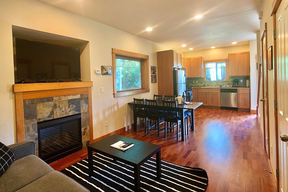 Seattle Vacation Home: The Market - Modern 2 bed craftsman, great location