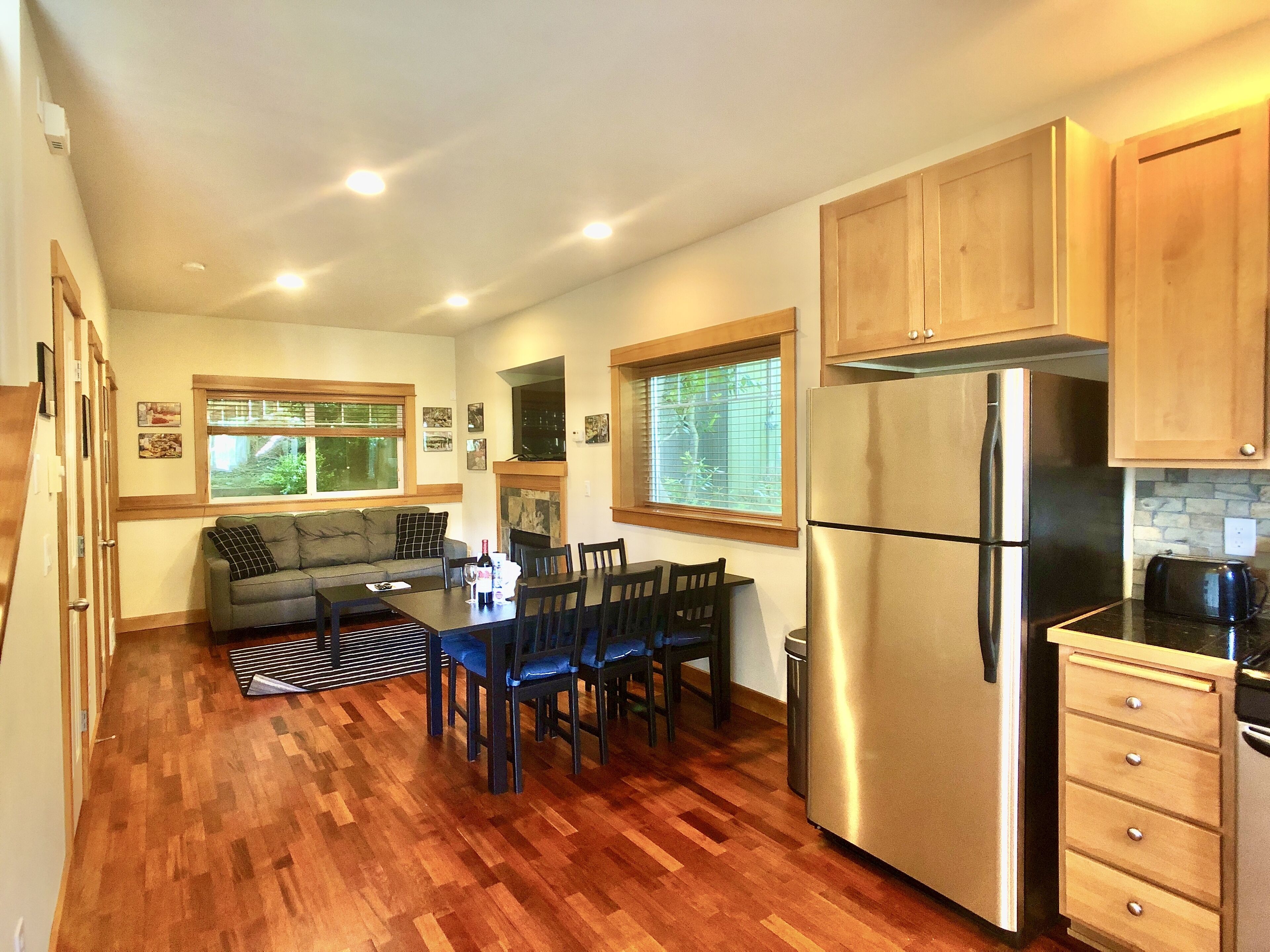 Seattle Vacation Home: The Market - Modern 2 bed craftsman, great location