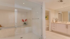 Badekar, bidet, håndklæder