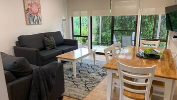 Apartemen | Area keluarga | TV layar datar