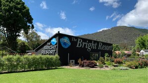El Bright Resort, con una vista despejada de su exterior y del paisaje circundante.