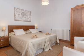 A double bed with a wooden headboard, two bedside tables with lamps, a radiator, and a wooden wardrobe. - FINCA POU NOU - Fantastic villa, with private pool, at only 750 meters from Inca. Free WiF (Inca)