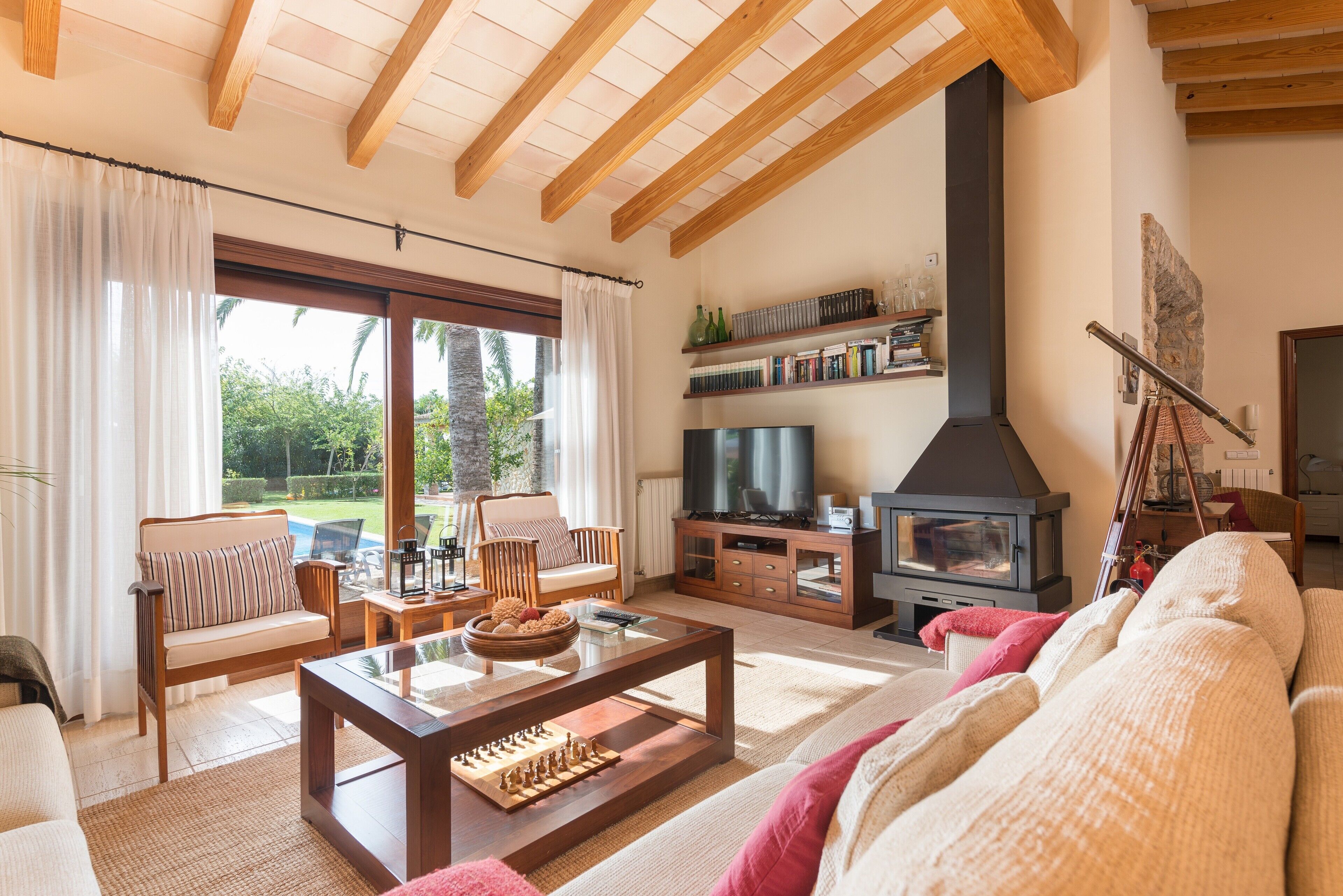 Una sala de estar acogedora con chimenea, televisor y un rincón de estar cómodo.