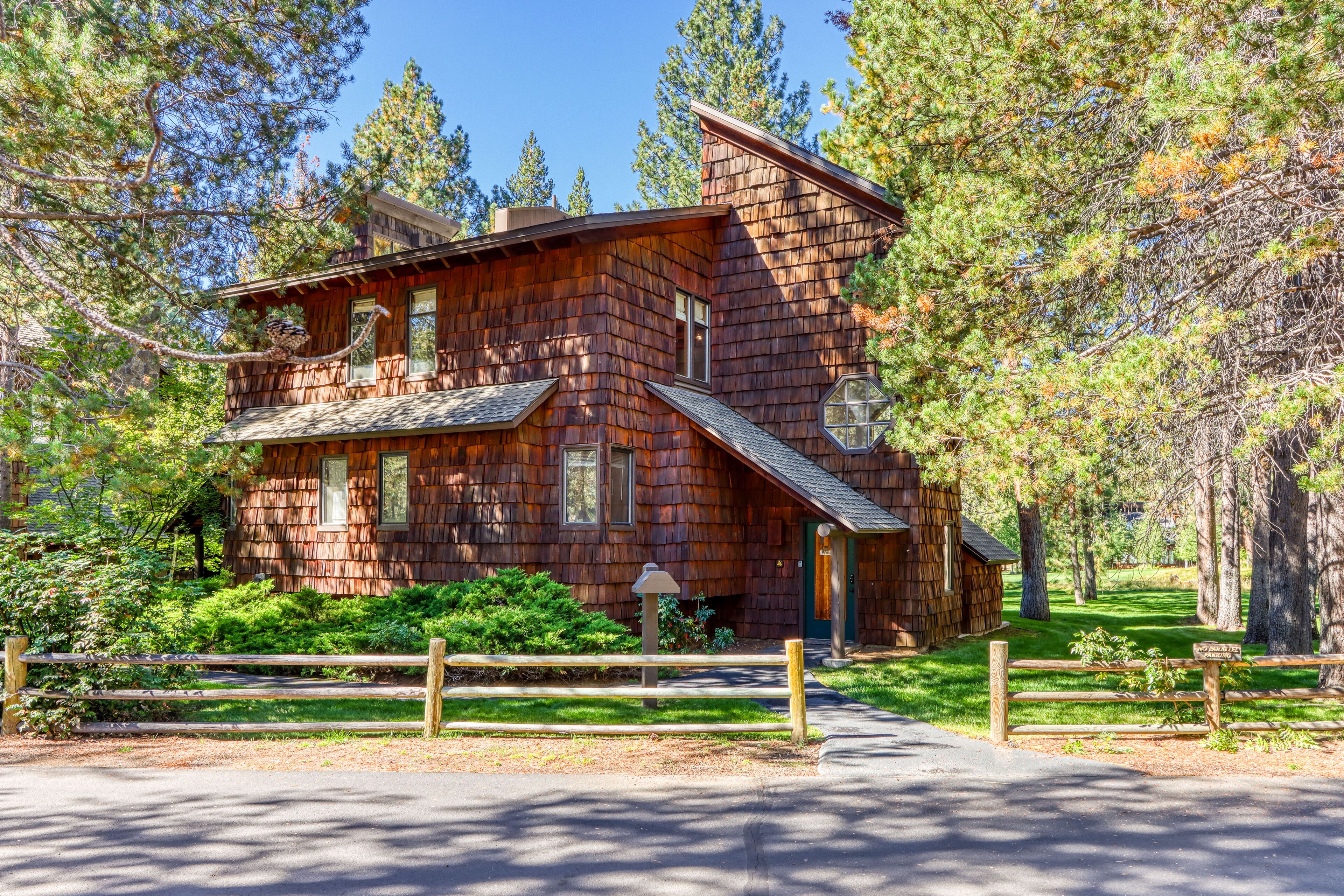 Spacious, beautifully-updated condo w/ golf course views & a rooftop deck!