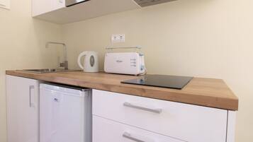 Réfrigérateur, micro-ondes, cafetiÚre/bouilloire, grille-pain