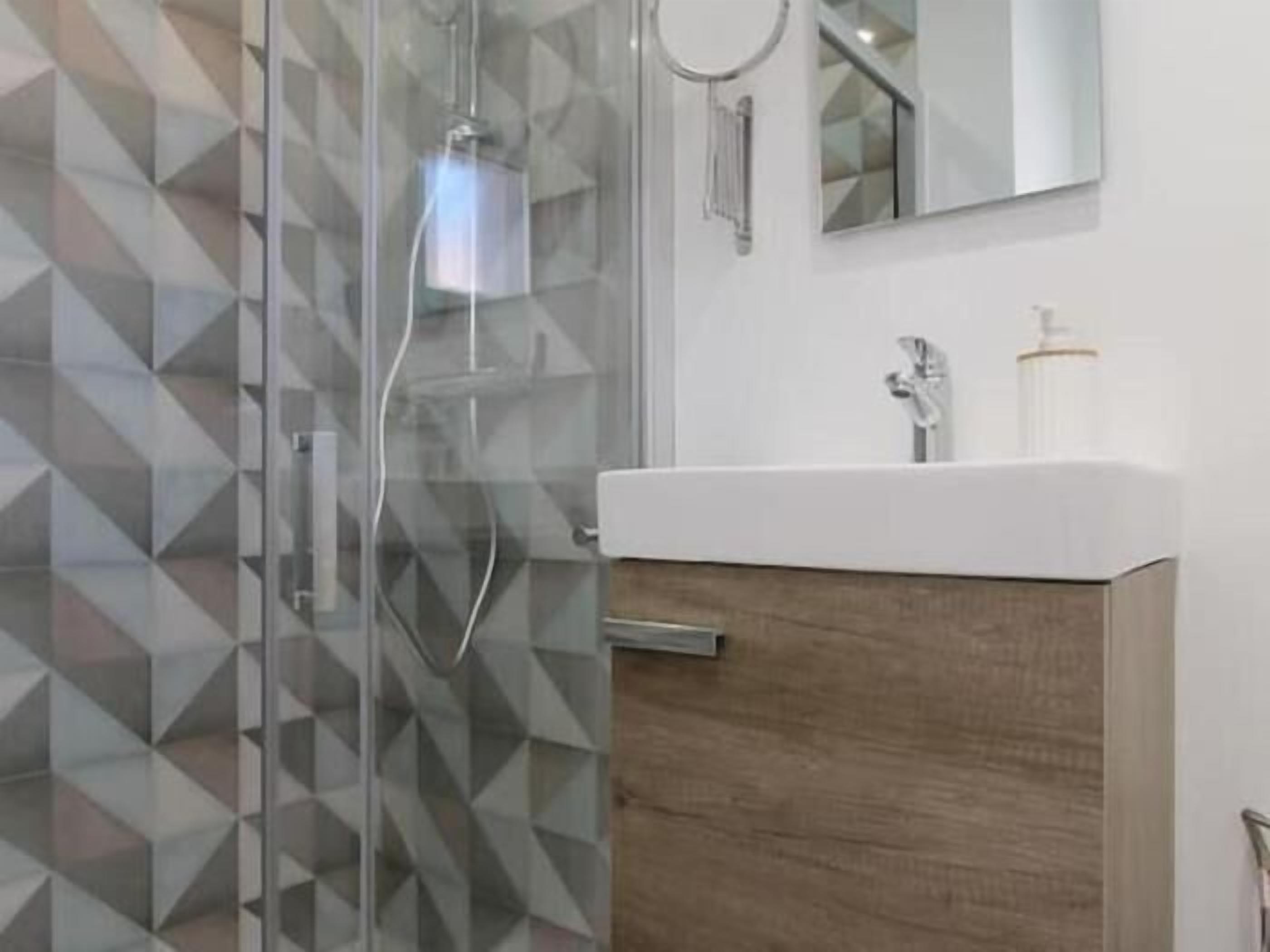 Sèche-cheveux, serviettes fournies