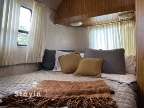 2 bedrooms, desk, iron/ironing board, travel cot - Silver Sail Airstream Glamping sanitized Wifi EV charger 10 ac  (Fairhope)