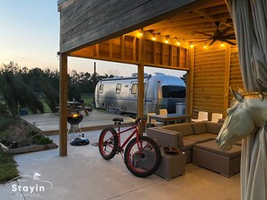 Outdoor dining - Silver Sail Airstream Glamping sanitized Wifi EV charger 10 ac  (Fairhope)